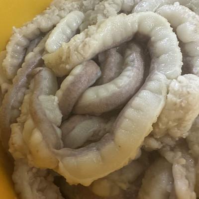 엄선된 생곱창 원육을 가까이에서 보여주는 사진